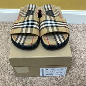 Men’s Burberry Slides 41.5 (8.5)